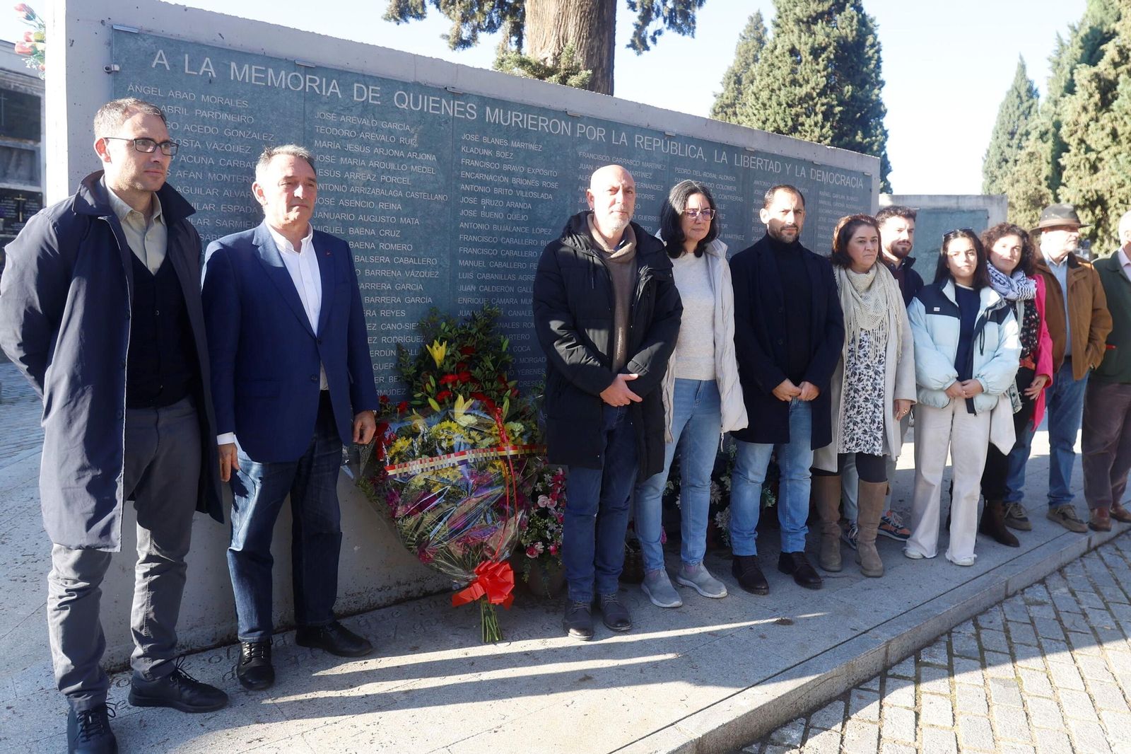 La ofrenda floral a las víctimas del franquismo con motivo del 50 aniversario del fin de la dictadura, en imágenes