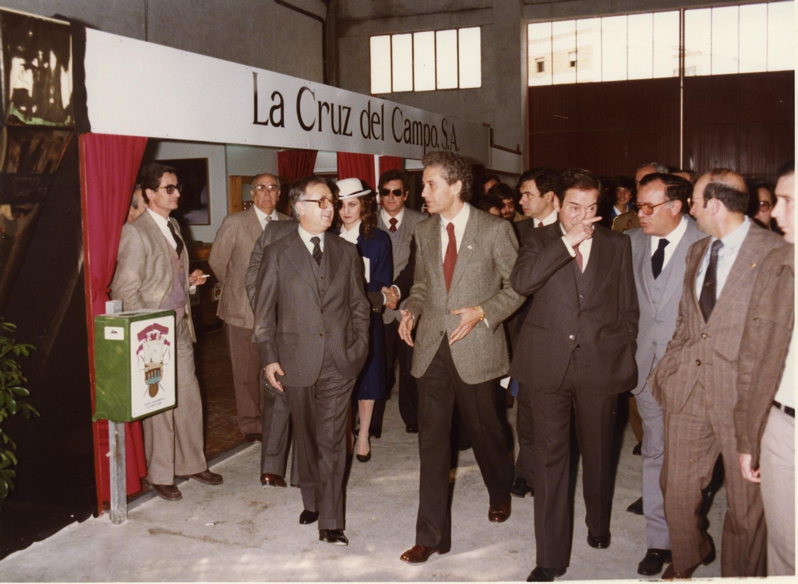 El presidente de la Junta Rafael Escuredo asiste a una feria en Córdoba.