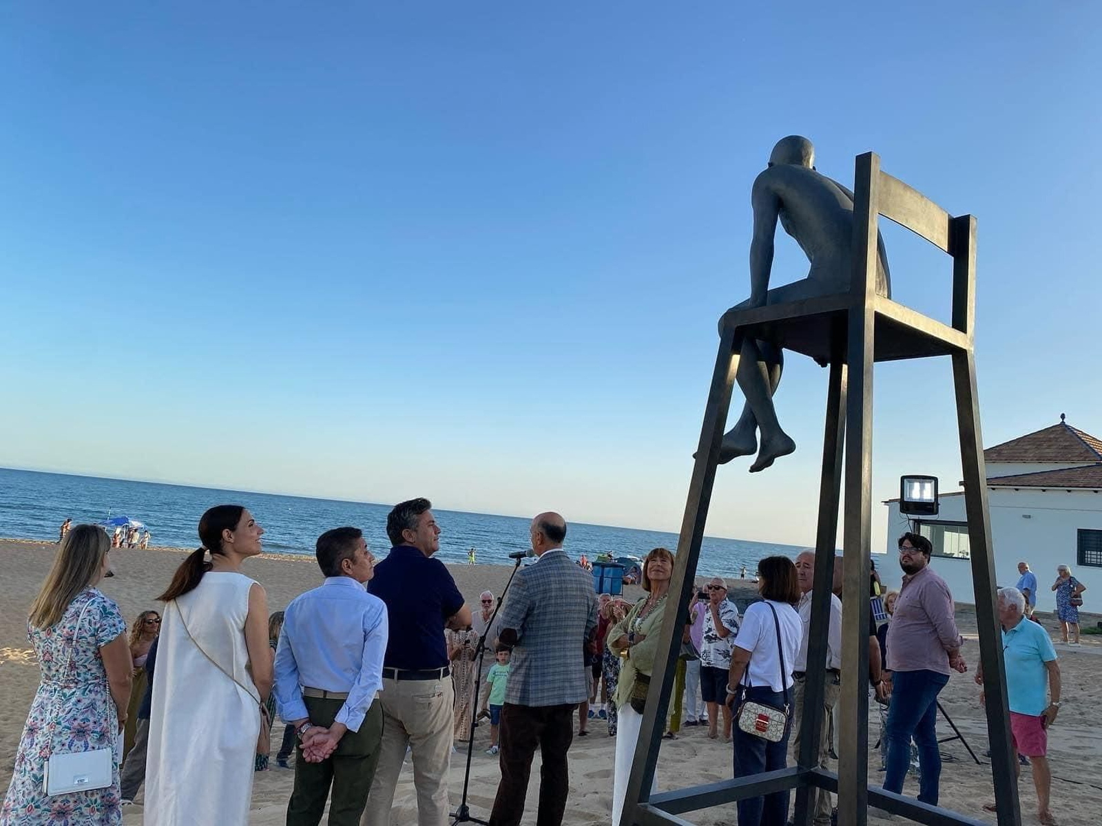 Así es la nueva escultura 'Socorrista de Biarritz I-I' que decora el museo al aire libre de La Antilla
