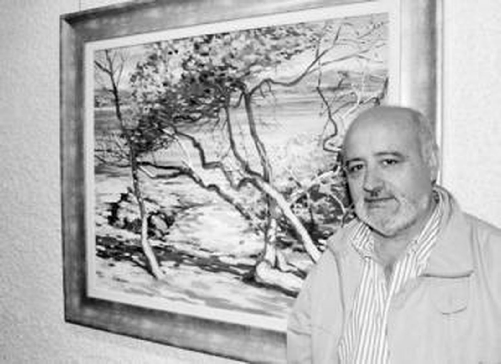 El velezano Migue Reche junto a una de sus obras en la galería de arte Argar.