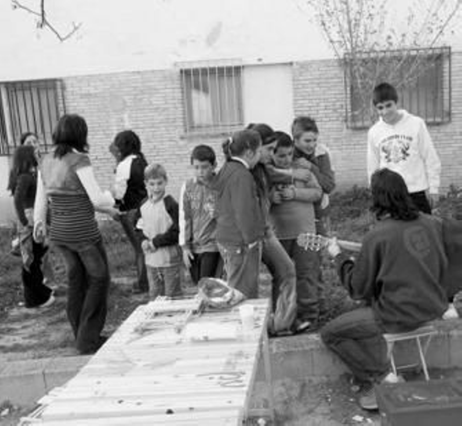 Los técnicos consideran que trabajar en la calle ayuda a que los jóvenes se impliquen más en la actividad.