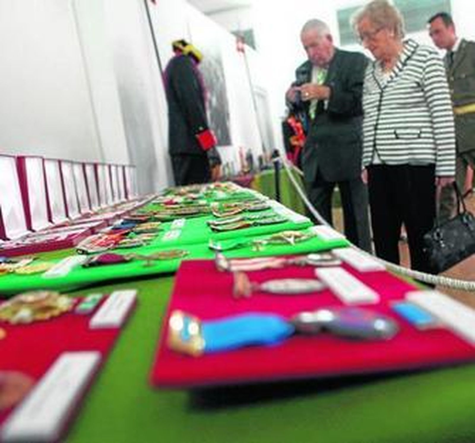 Una parte de las condecoraciones expuestas de la colección en la Guardia Civil.