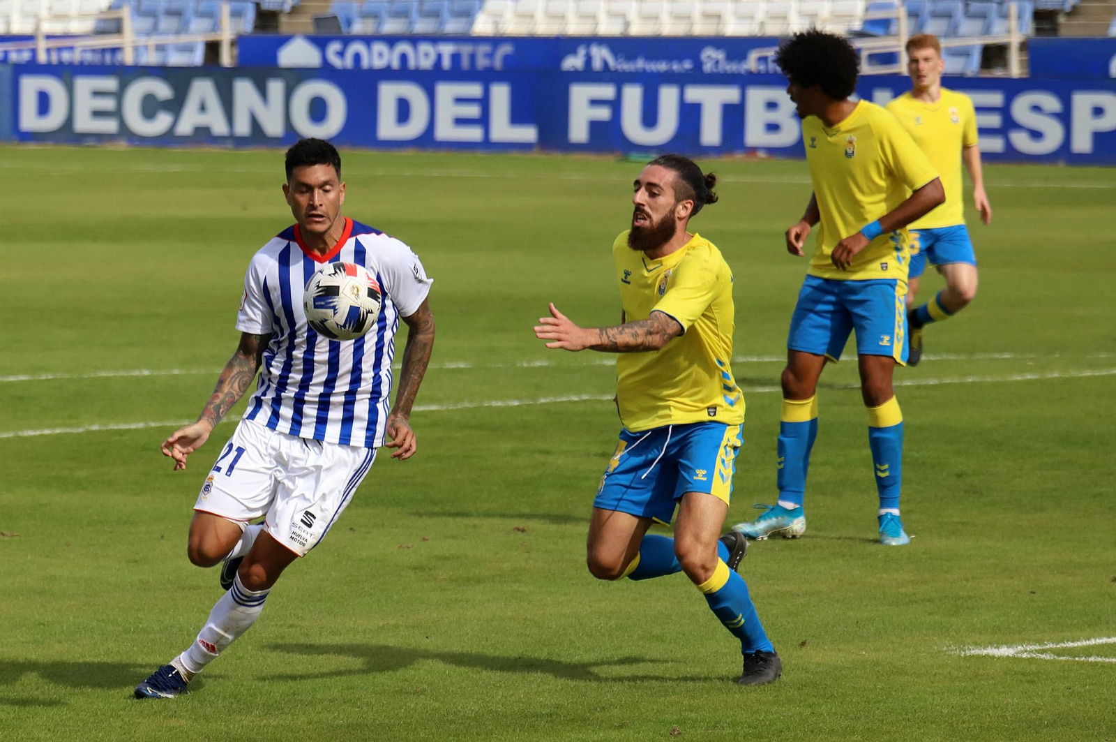 Jesús Valentín se anticipa a un rival durante el encuentro de la primera vuelta.