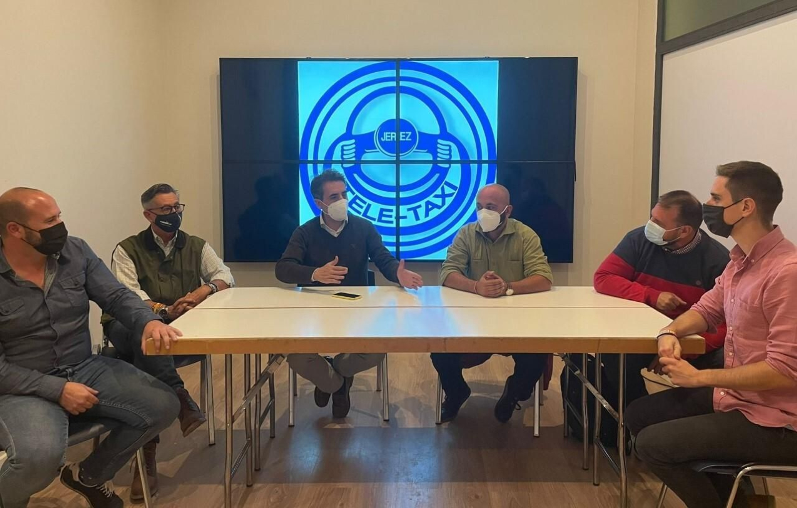 Antonio Saldaña, durante la reunión con la directiva de Teletaxi Jerez