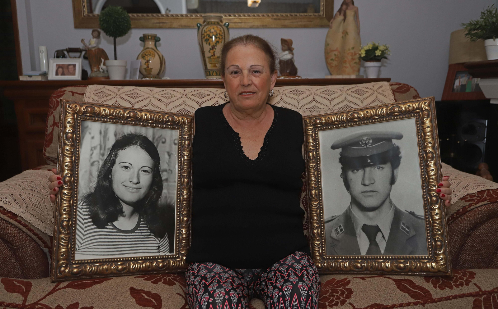 Aurora González, en su casa en Algeciras, con  los retratos de su hermana Hortensia y de su novio Antonio Ramírez, asesinados en 1979.