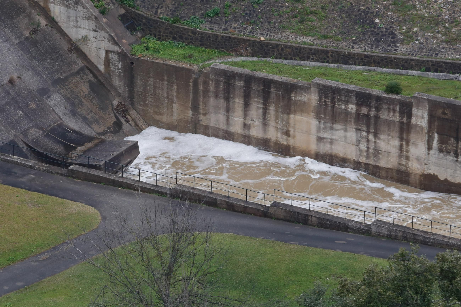 Desembalse del pantano de Guadarranque tras la borrasca Martinho, en imágenes