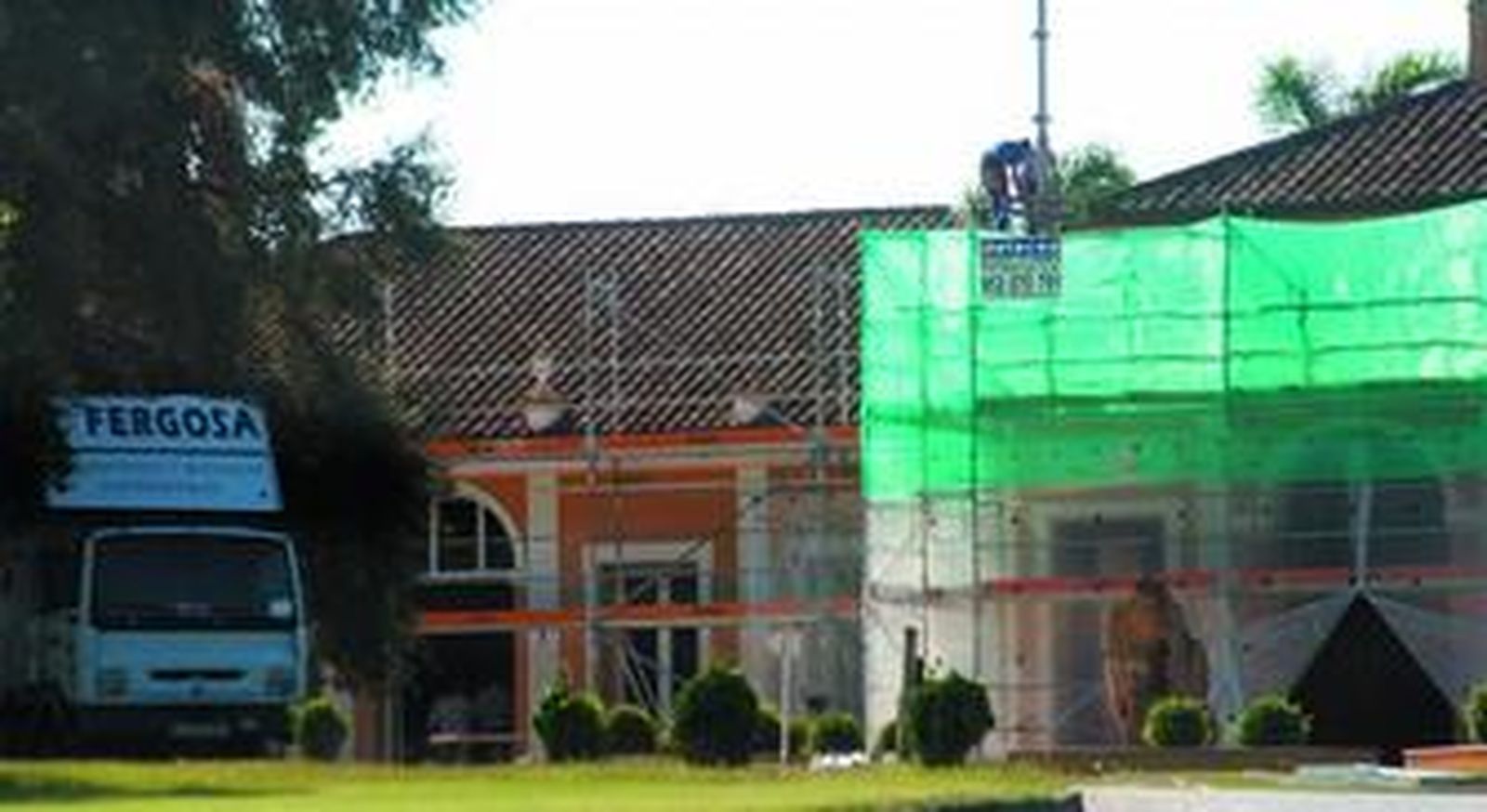 Varios operarios comenzaron ayer, por el tejado, los trabajos de derribo de la casa club de Montenmedio.