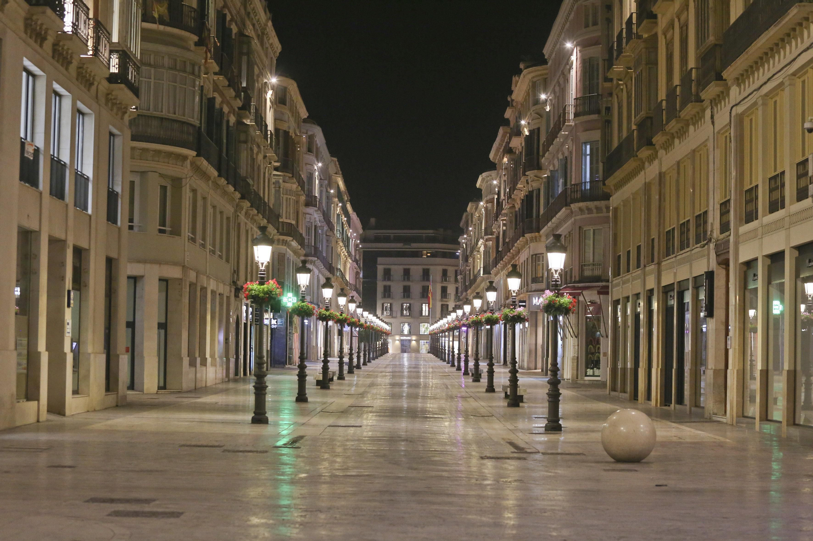 El coronavirus dibuja una noche desierta en el centro de Málaga, en fotos