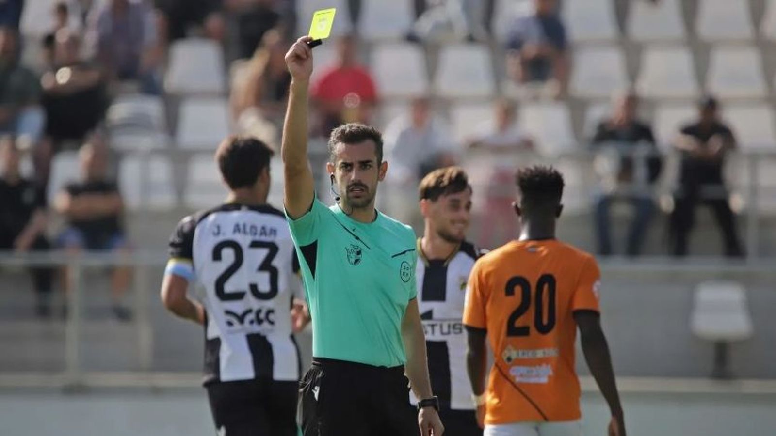 Naranjo Marín muestra una tarjeta durante el Balona-Pozoblanco de la séptima jornada