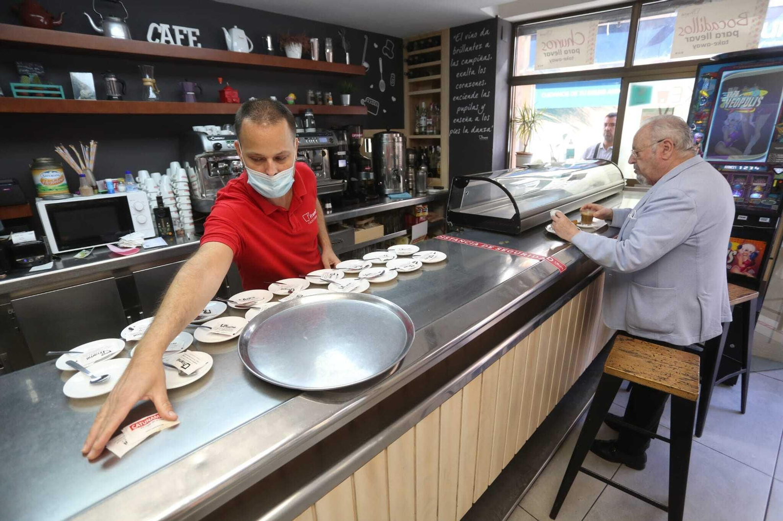 Málaga inicia la fase 3 en la barra del bar, en fotos