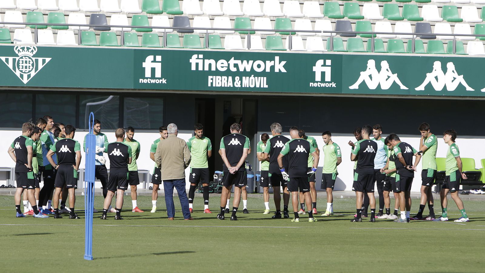 El cuerpo técnico dialoga con los jugadores.