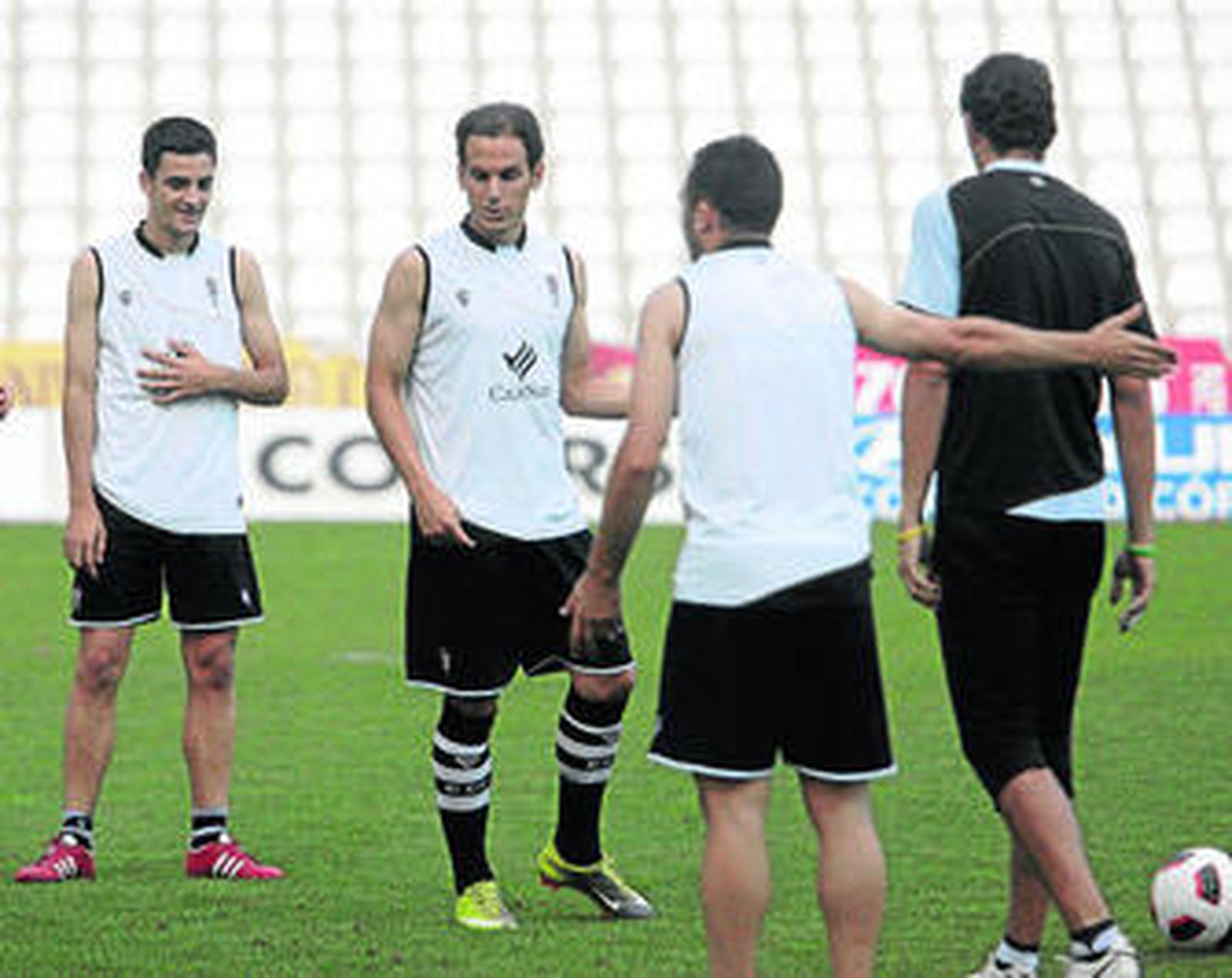Mane, Javi Hervás, Pepe Díaz y Coca se ejercitan en el estadio, ayer.
