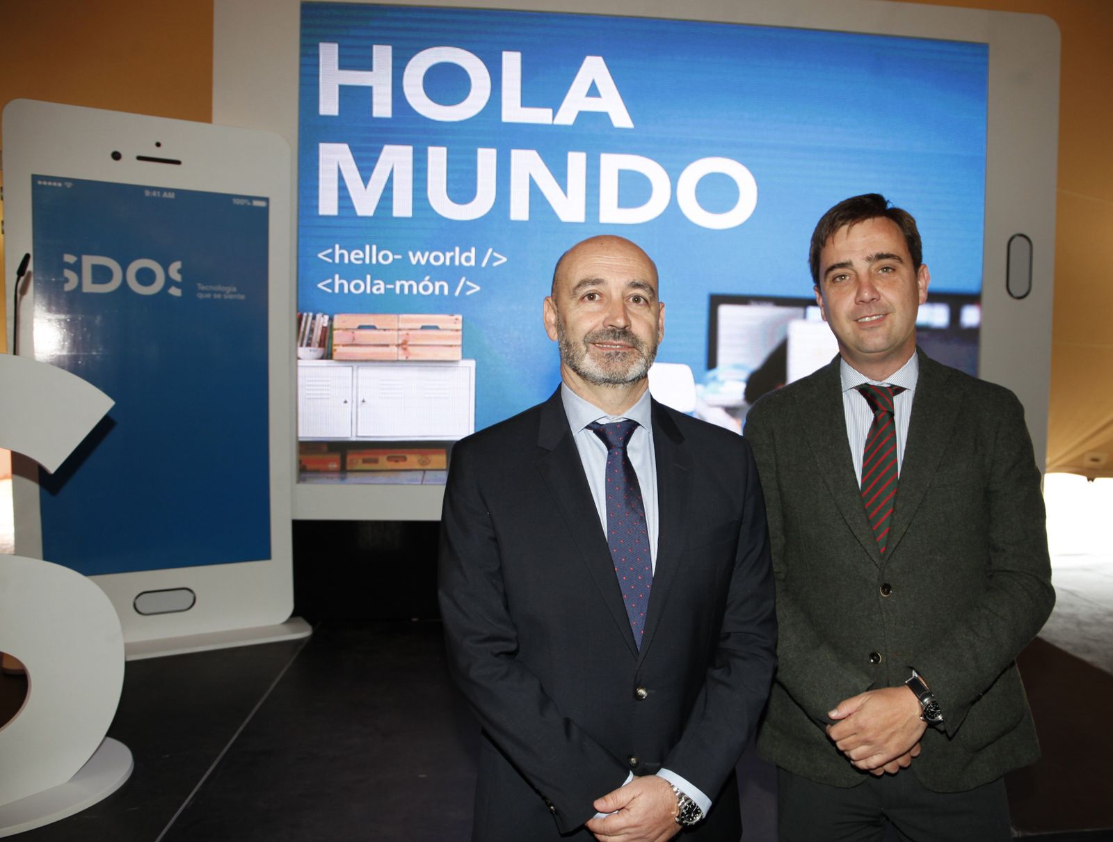 Rafael Selma y Tomás García-Figeras, ayer, al inicio del acto del décimo aniersario de SDOS, en Sevilla.