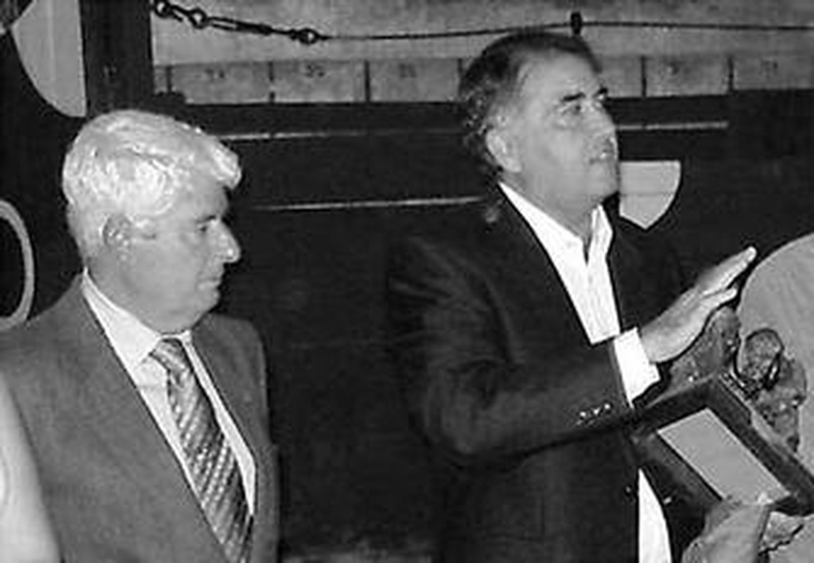 Antonio Pérez escuchando a Paco Rodríguez, en un acto de Aula Taurina.