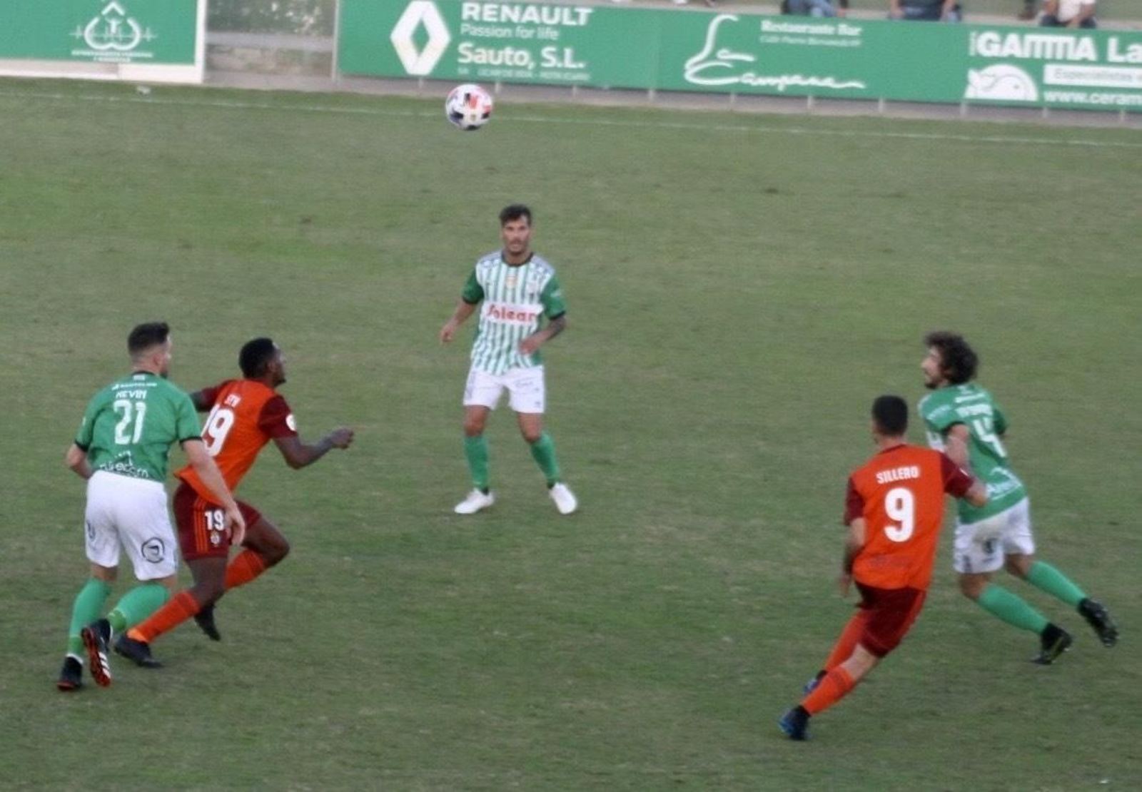 Seth pelea por un balón aéreo con Javi Barrio.