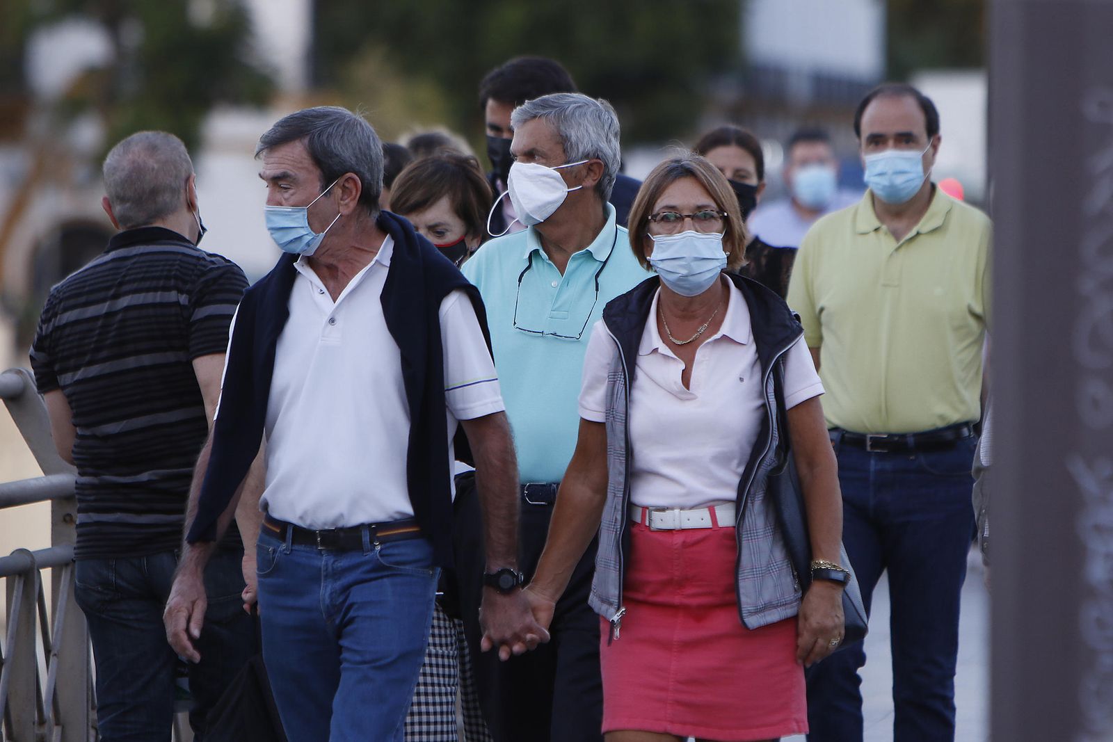 Gente paseando con las mascarillas de uso obligatorio.
