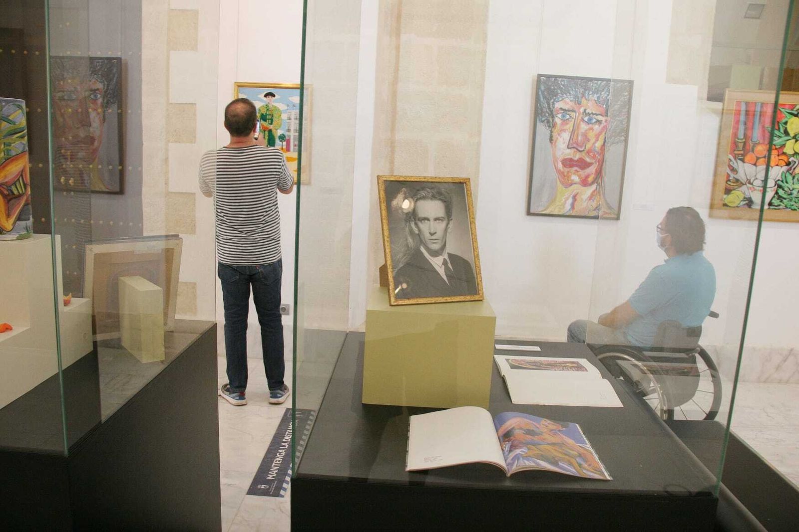La exposición muestra objetos personales de Juan Carrero y obras de su época naif.