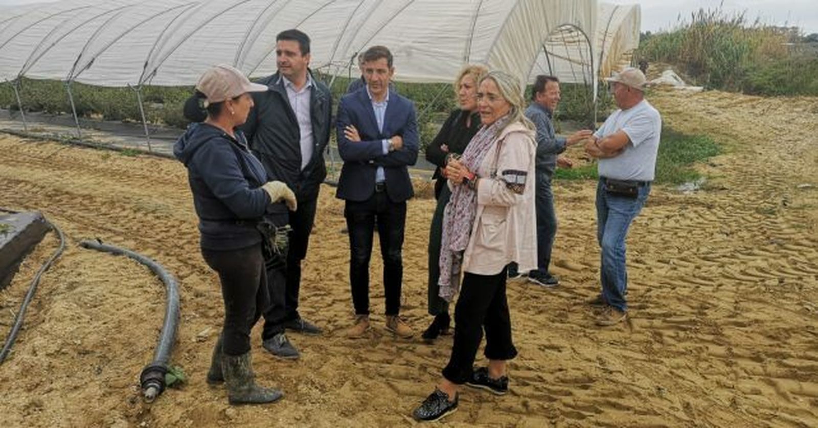 Los dirigentes socialistas, durante su visita a una explotación agrícola en Palos.
