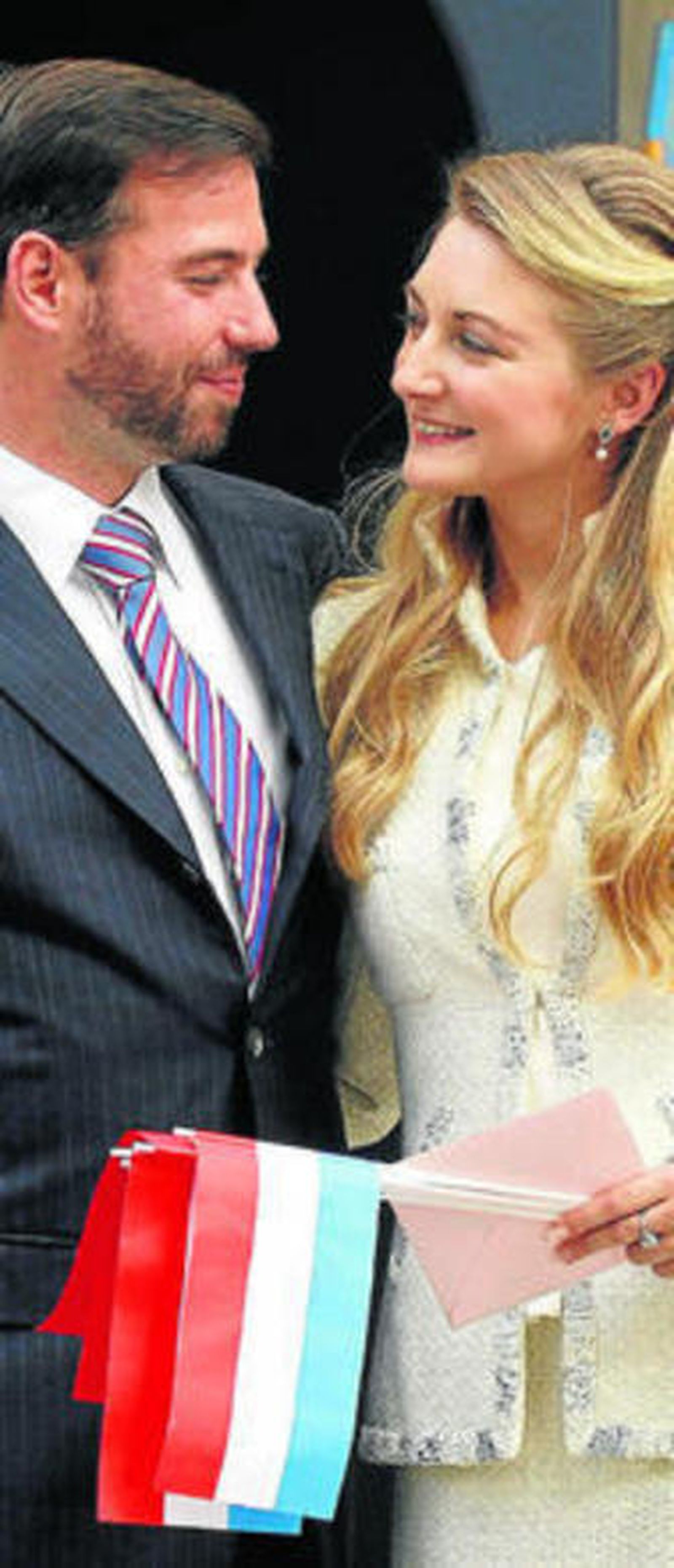 La pareja, frente al Ayuntamiento tras la boda civil.