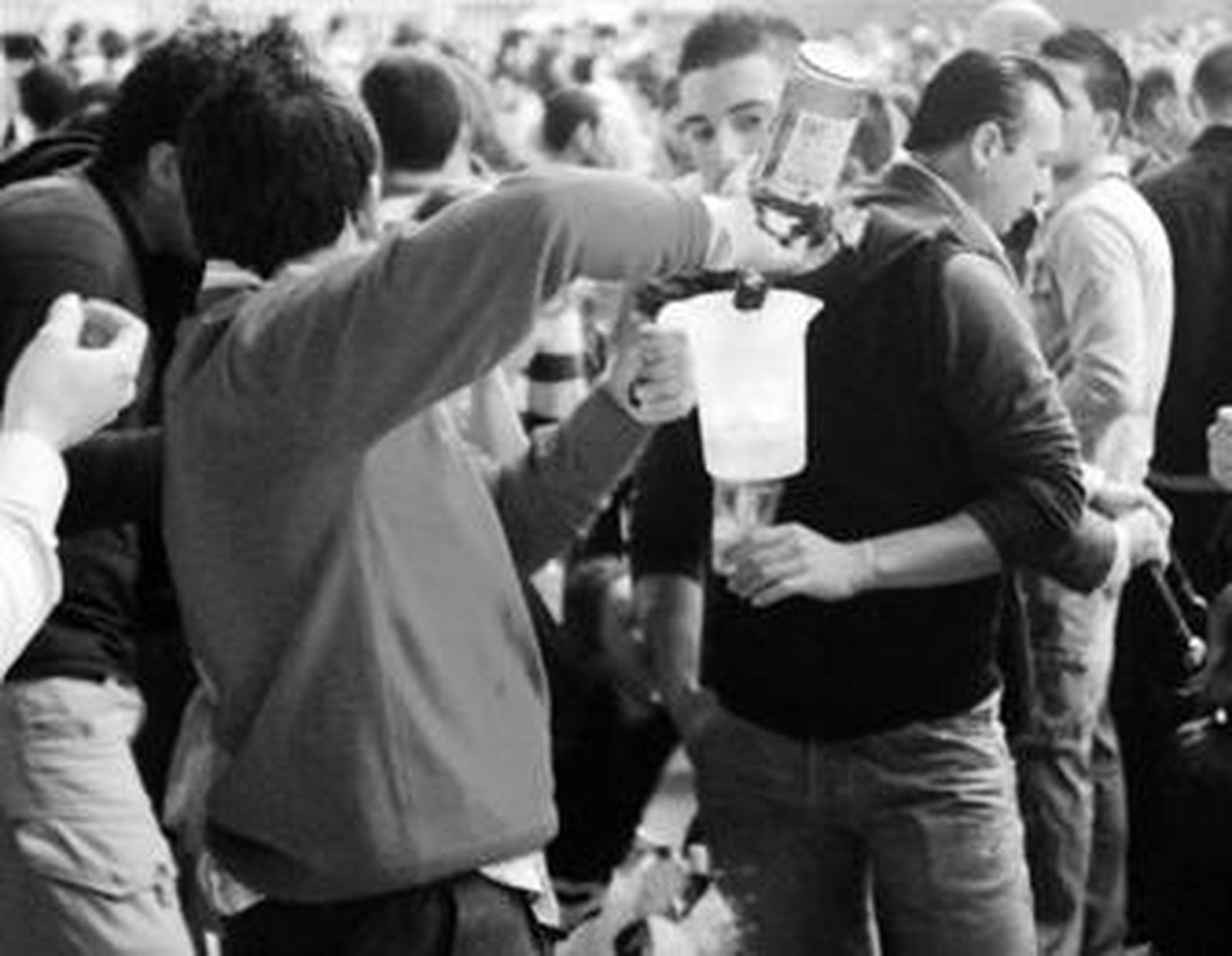 Un grupo de jóvenes bebe alcohol en una de las concentraciones en plena vía pública.