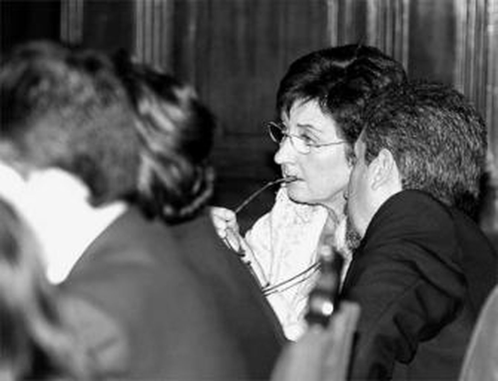 Enrique Salvo y Marisa Bustinduy dialogan durante el Pleno de ayer.