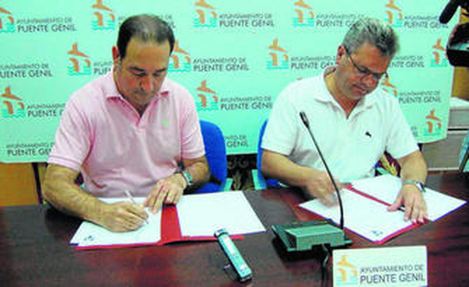 Francisco Cano y Esteban Morales durante la firma del acuerdo.
