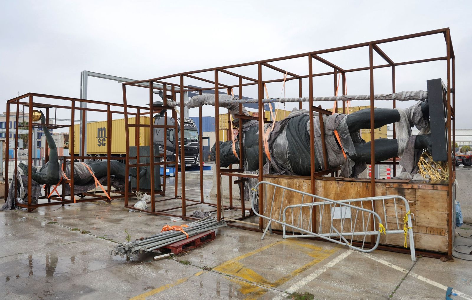 Las esculturas de Neptuno y Venus, en las instalaciones del Puerto de Málaga.