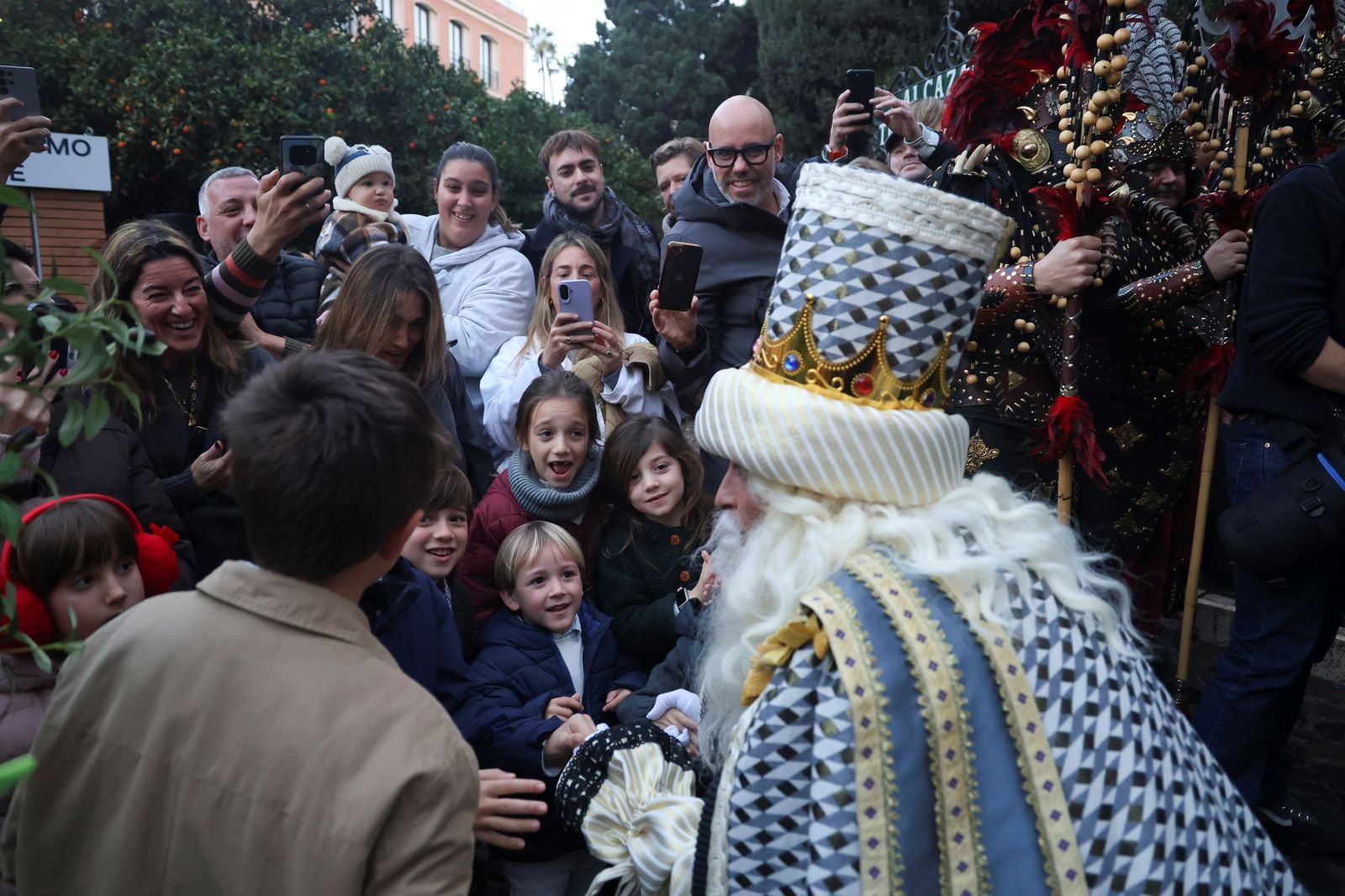 Los Reyes Magos llenan Málaga de ilusión tras la lluvia