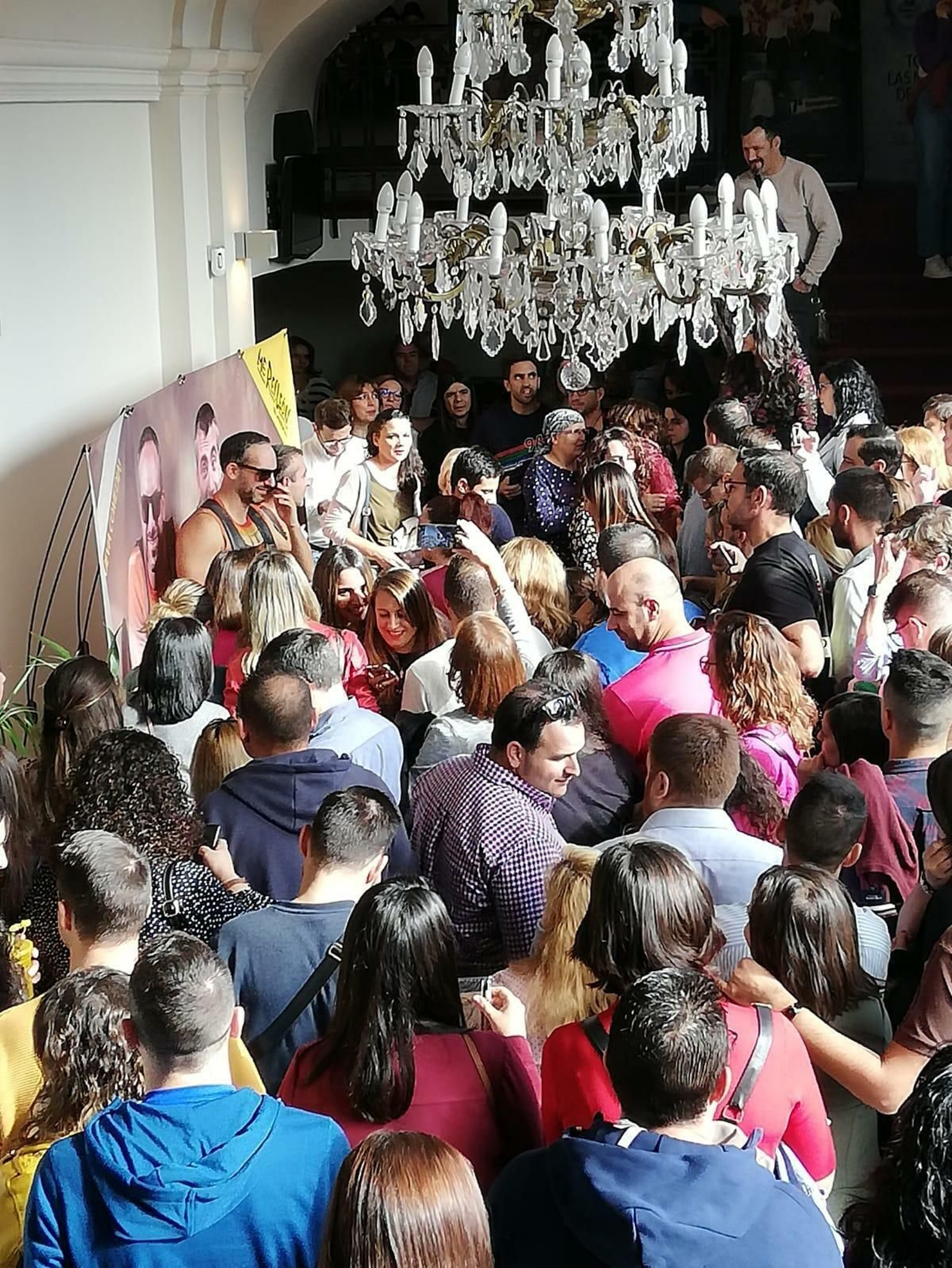 Buena parte del público esperó a la pareja de humoristas en el hall del teatro para hacerse una foto.