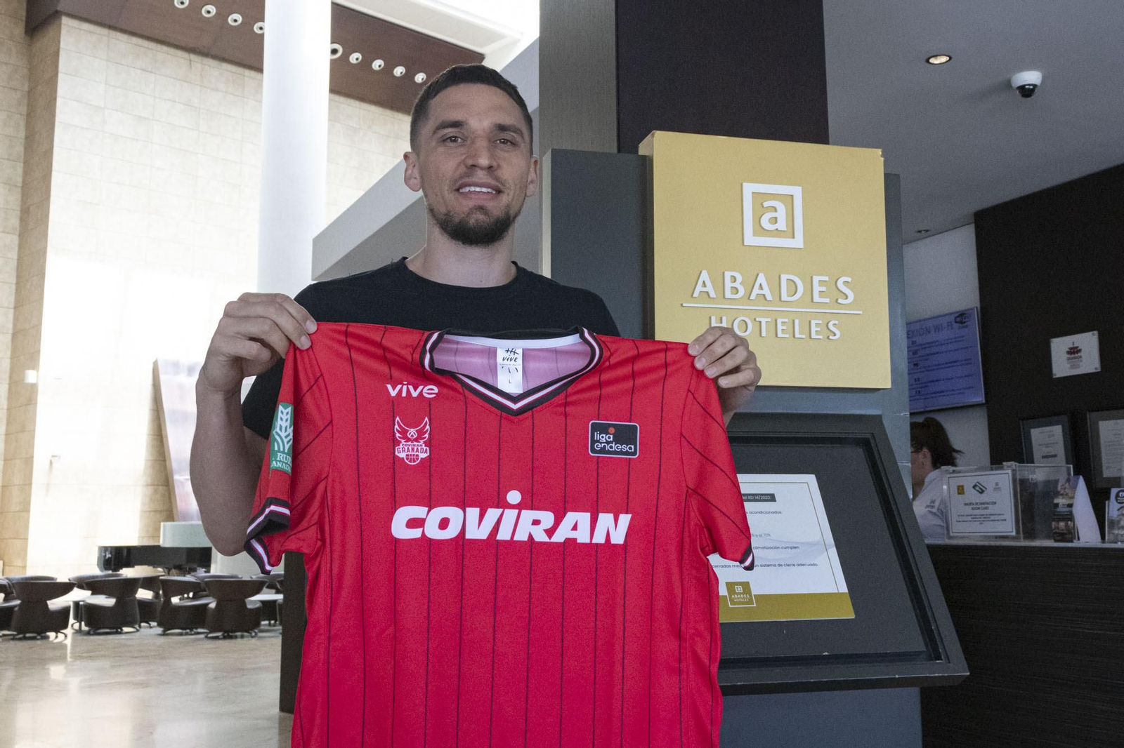 Scott Bamforth posa con la camiseta del Covirán Granada.