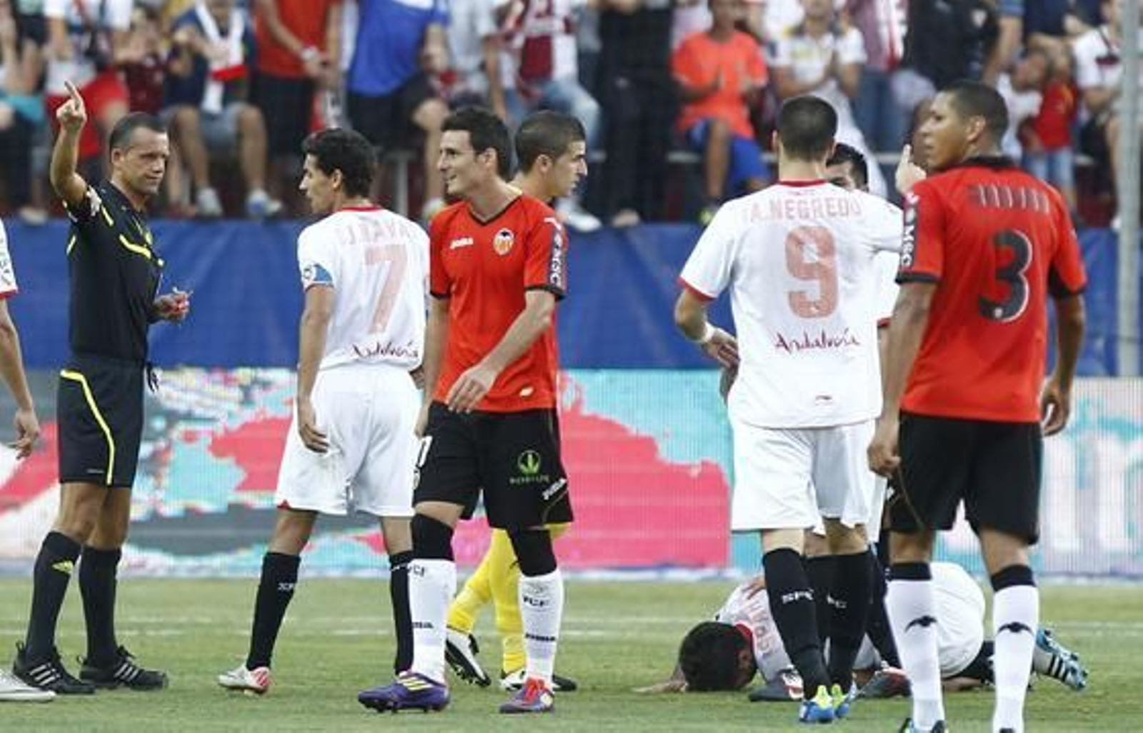 El Sevilla vence al Valencia en casa pese a jugar más de 20 minutos con nueve jugadores (1-0). / Antonio Pizarro