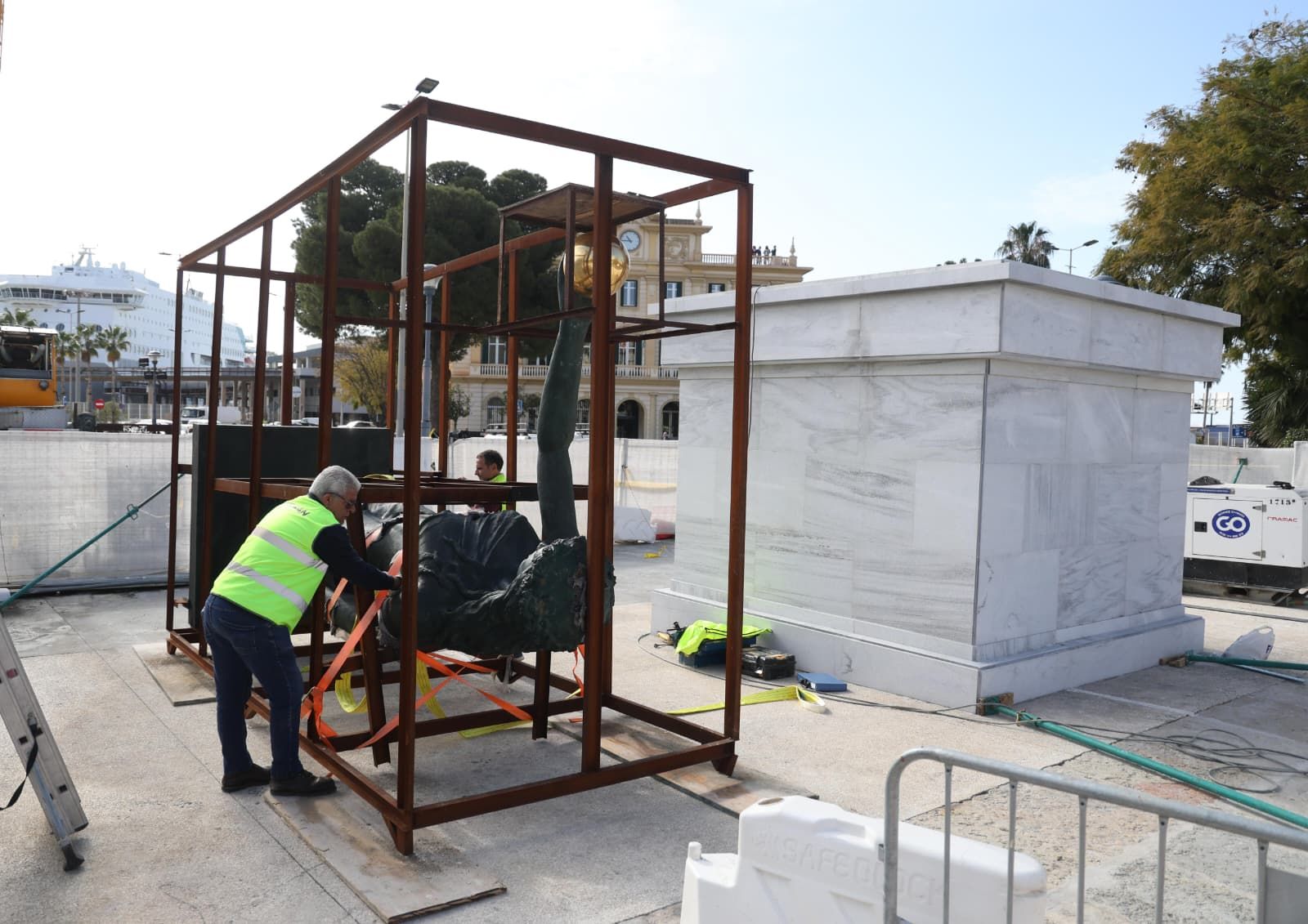 El montaje de las dos esculturas de Neptuno y Venus, en fotos