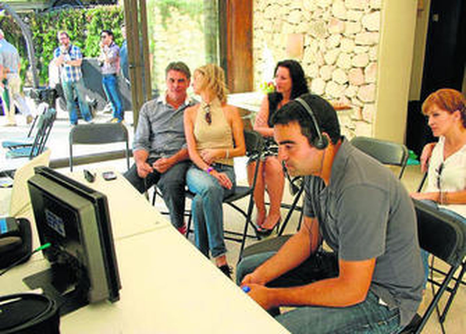 Martín Rosete durante el rodaje de unas escenas de su corto 'Voice over' en una casa de Aguamarga.