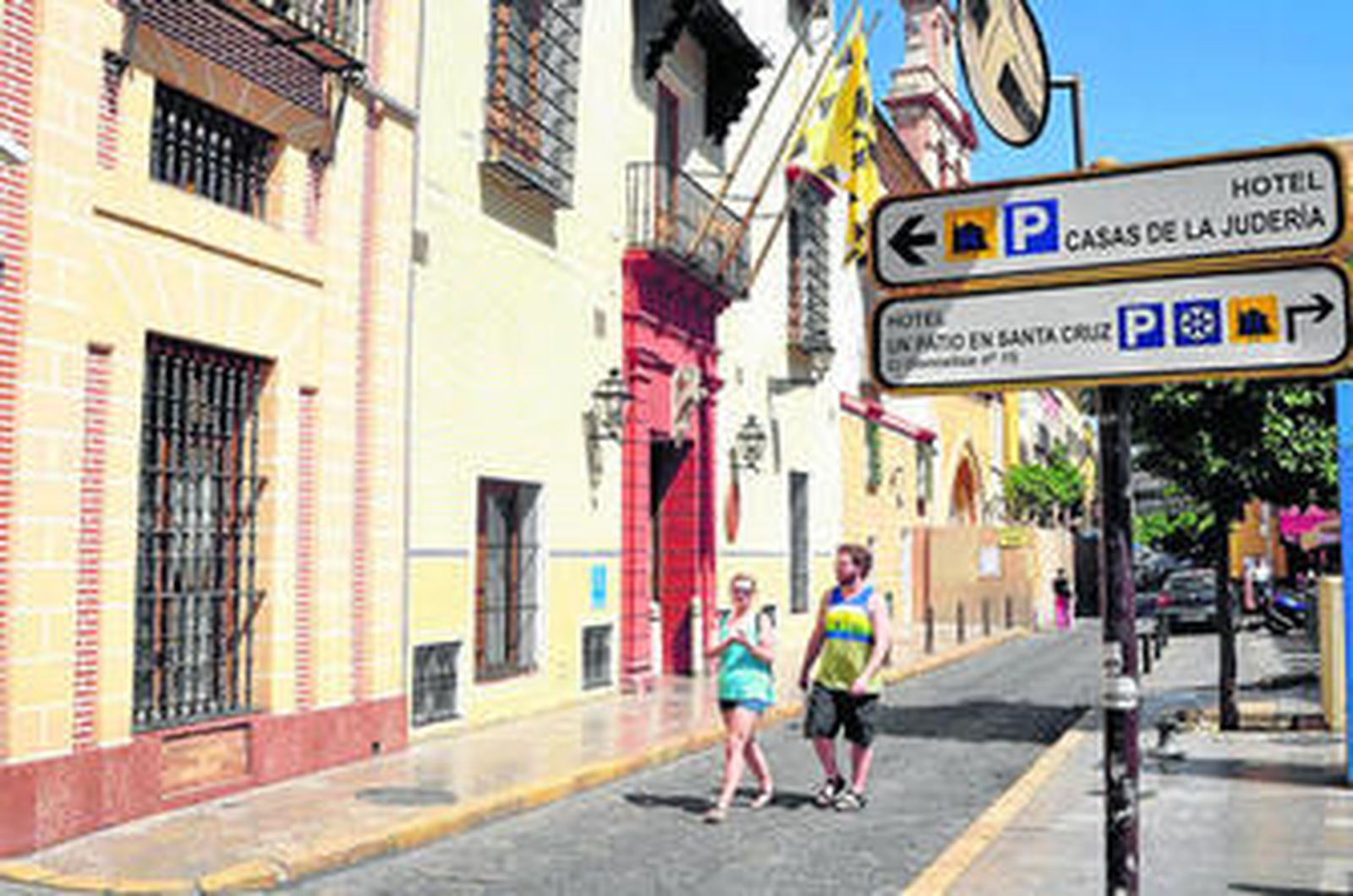 Fachada principal del Hotel Las Casas de la Judería, en la calle Santa María la Blanca.