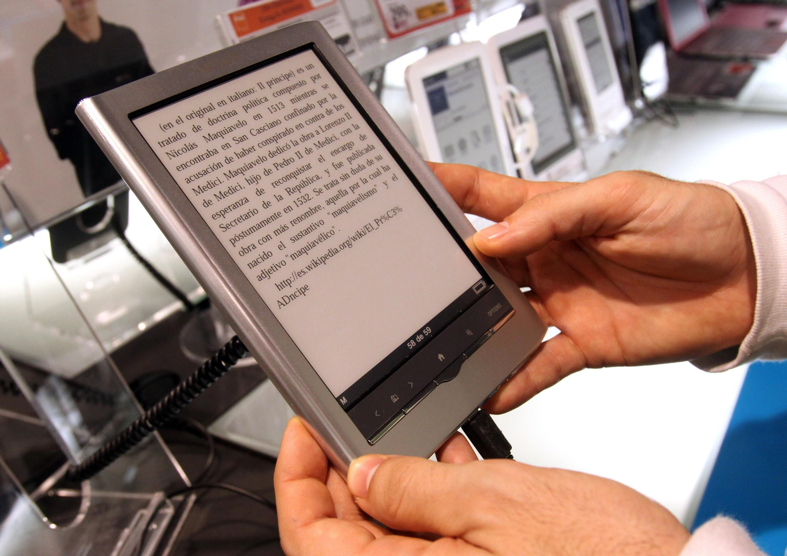 Un joven lee un libro en su ebook