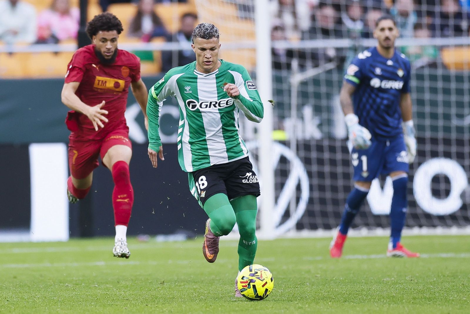 Deossa conduce el balón mientras lo persigue el valencianista Danjuma.