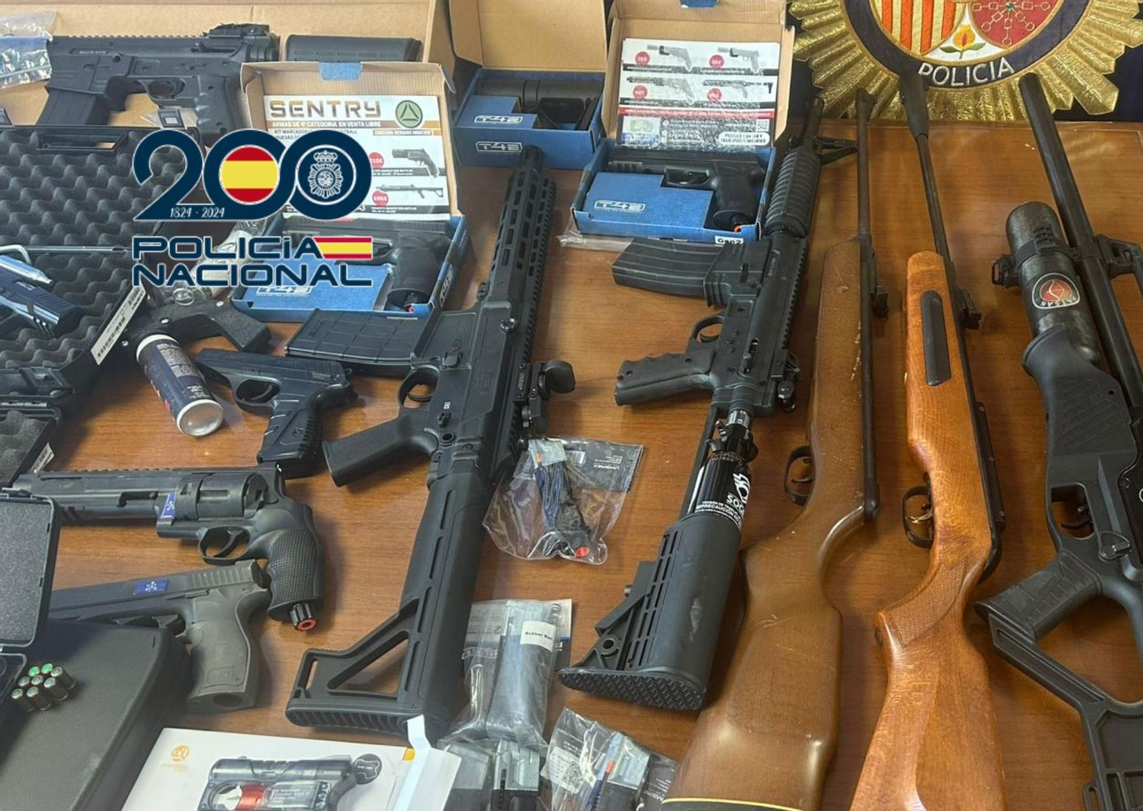 Armas de aire comprimido localizadas en un prostíbulo clandestino en Chiclana.