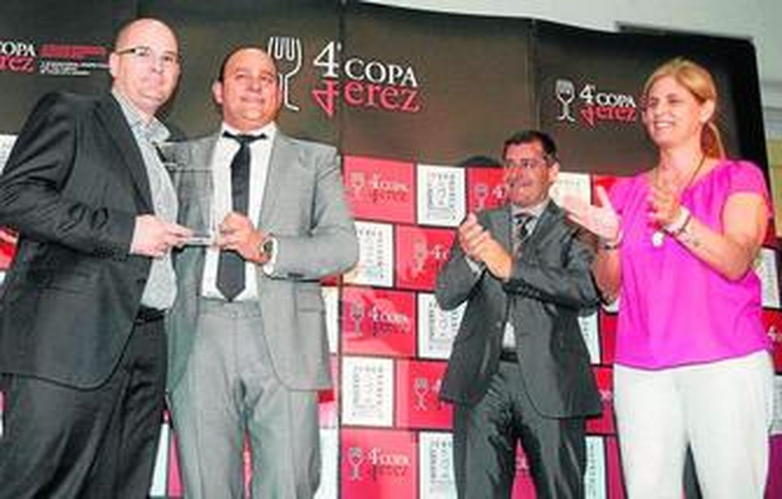 Los componentes del equipo español se abrazan ante Josep Roca y la alcaldesa de Jerez.