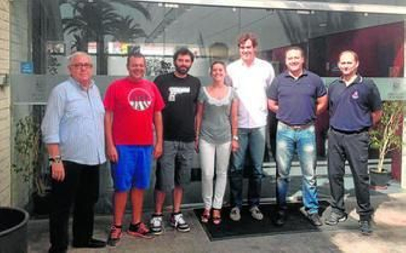 La diputada de Juventud y Deportes, Ángeles Martínez con Juan José Salvador junto a representantes del Ayuntamiento y de la productora.