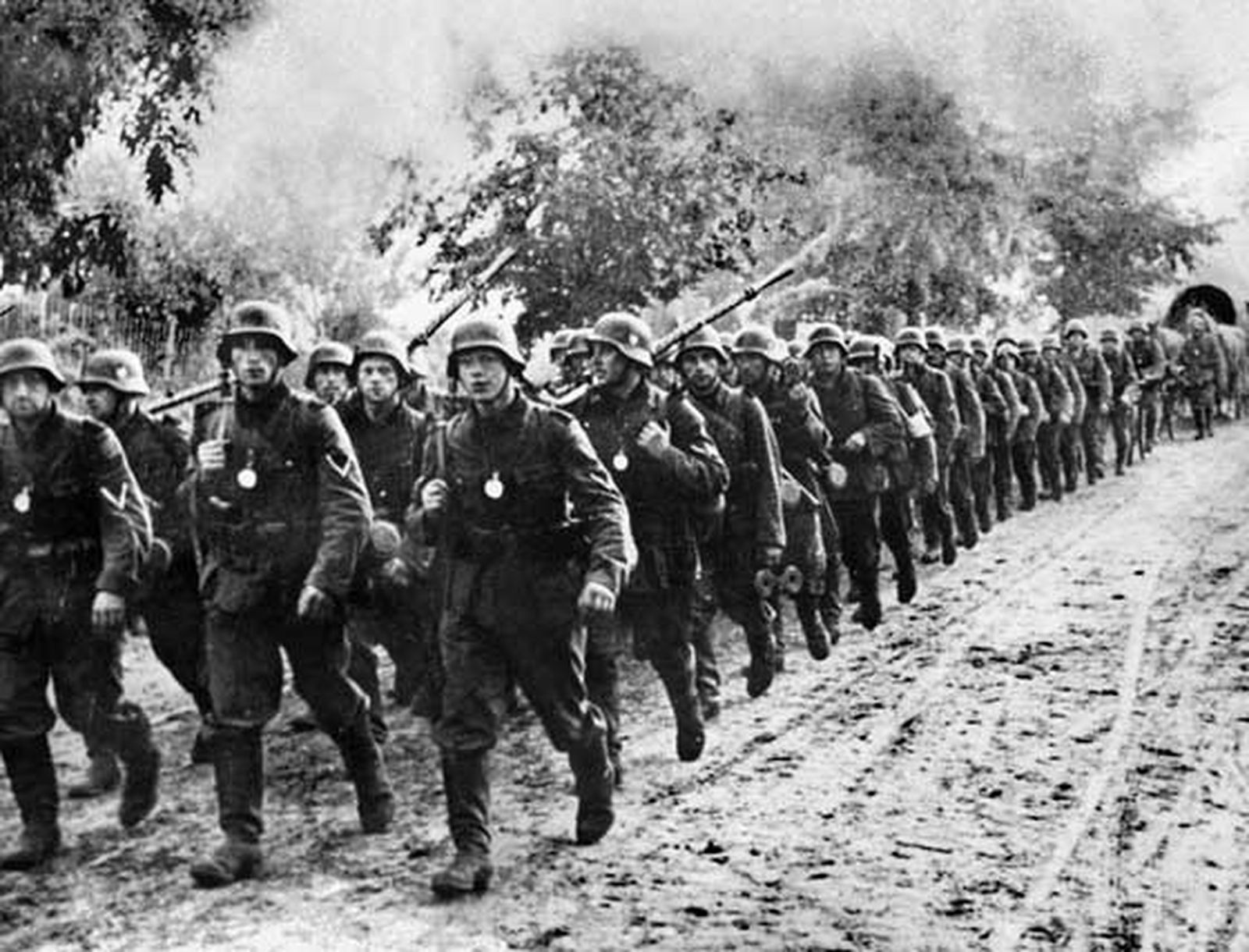 1. Imagen fechada a principios de septiembre de 1939 que muestra la entrada de las tropas alemanas en Polonia en el inicio de una guerra que se cobró la vida de más de 50 millones de personas en todo el mundo. 2. Los tanques del Ejército alemán cruzan un río en territorio polaco el 6 de septiembre de 1939. 3. La capital polaca, Varsovia, destruida tras el fallido levantamiento contra la ocupación nazi en 1944.