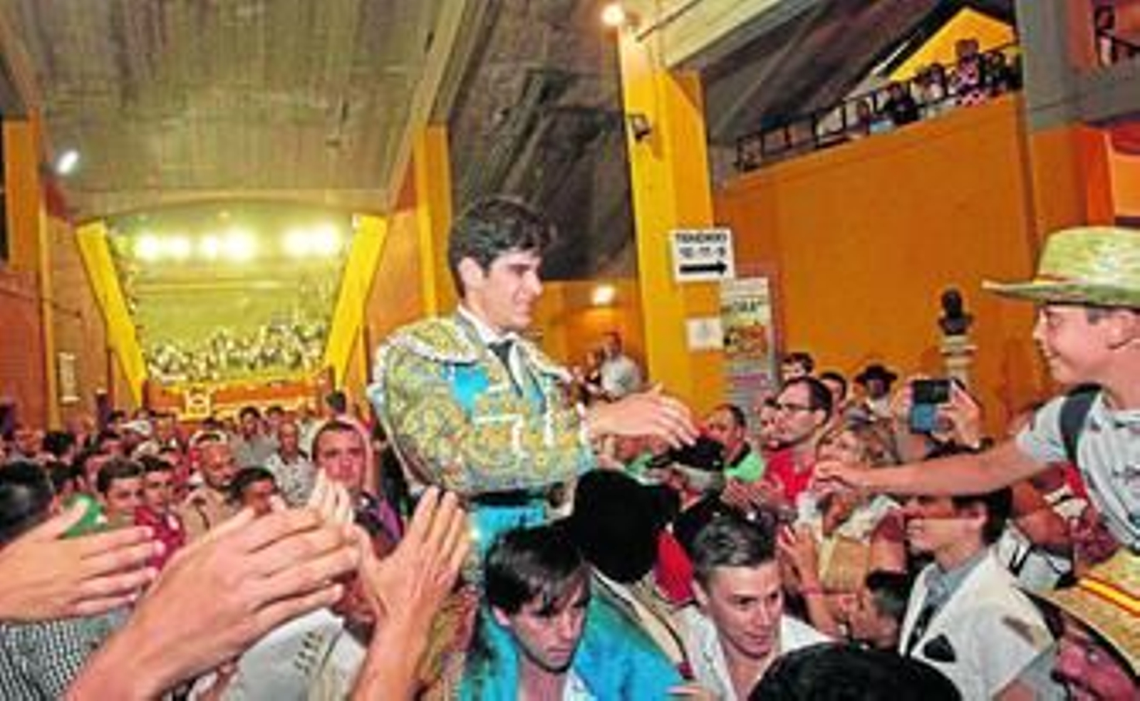 Lopez Simón sale a hombros por la puerta grande de Las Palomas tras cortar dos orejas a su primer toro. Lopez Simón sale a hombros por la puerta grande de Las Palomas tras cortar dos orejas a su primer toro.