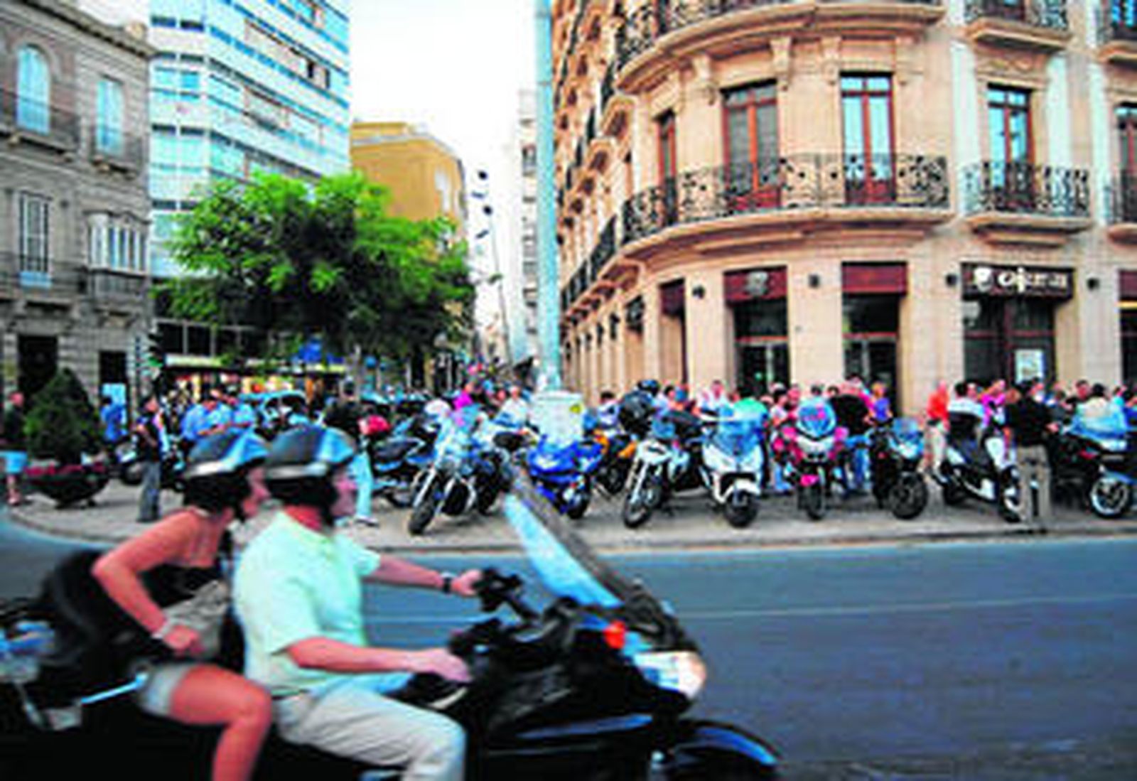 Los moteros que participarán en la concentración reunieron sus vehículos en la Puerta Purchena.