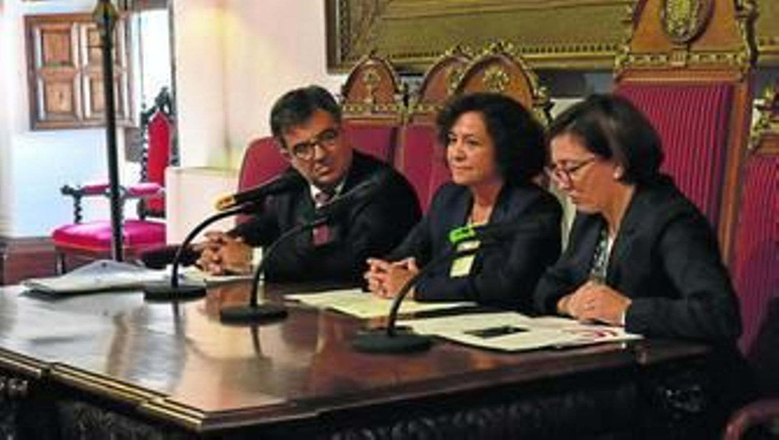 El secretario general de Universidades junto a la rectora de la UGR (centro) y la responsable de la Fundación ONCE.