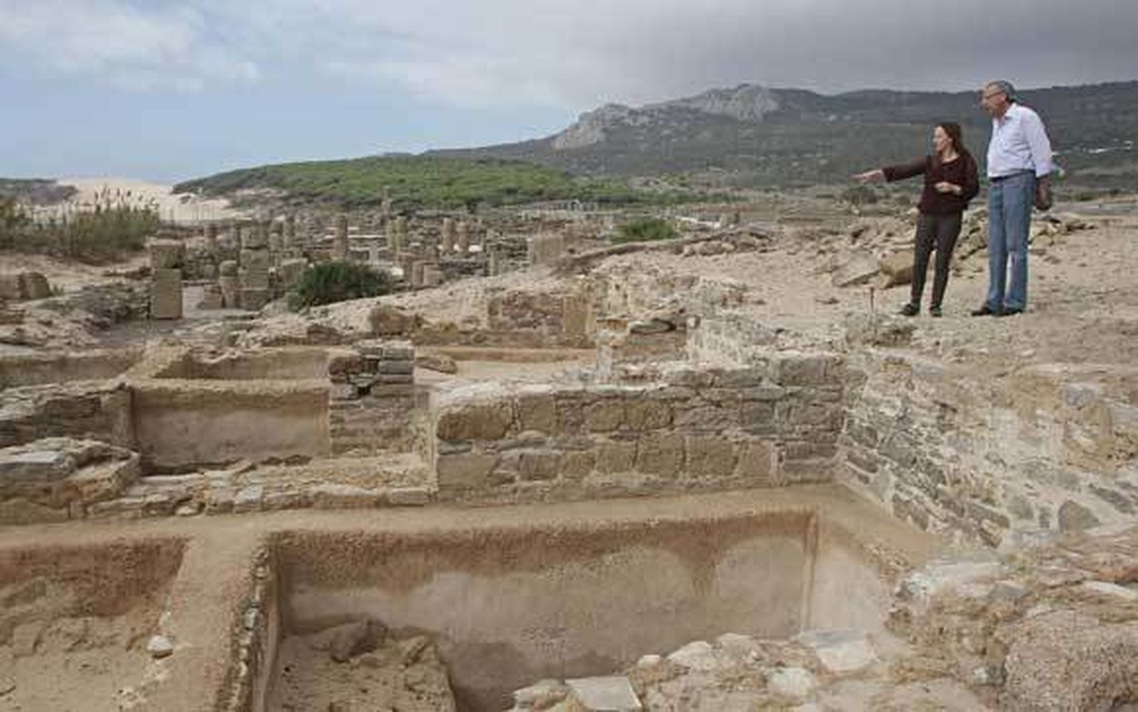 Imagen de una de las fábricas de salazón visitada ayer por la delegada territorial de Cultura. /Erasmo Fenoy