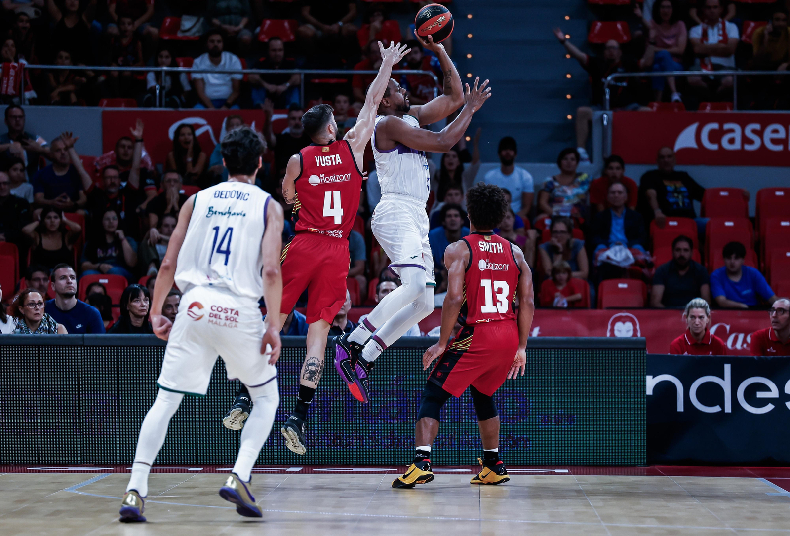 Will Thomas lanza a canasta.