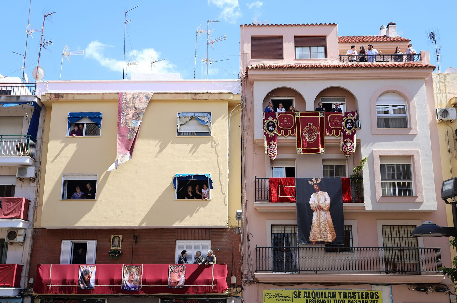 Imágenes de La Victoria en su salida procesional y su recorrido por el Barrio Obrero