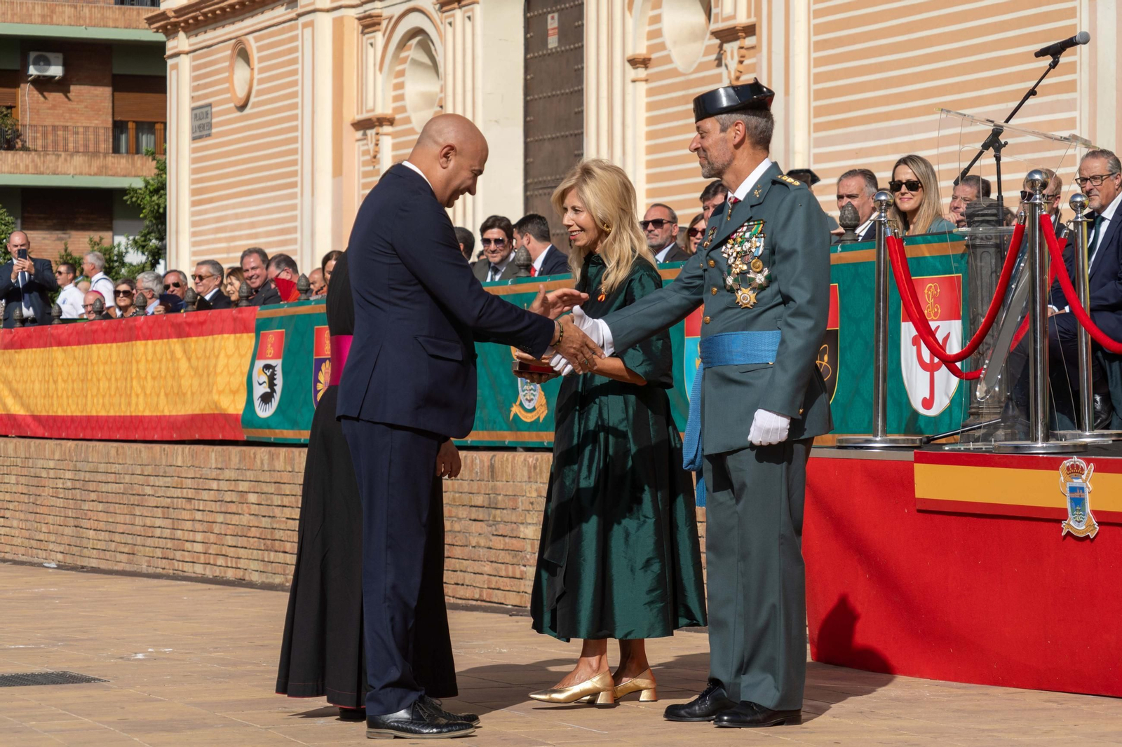 Imágenes del desfile de la Guardia Civil en el Día de la Hispanidad y de su patrona en la Plaza de La Merced