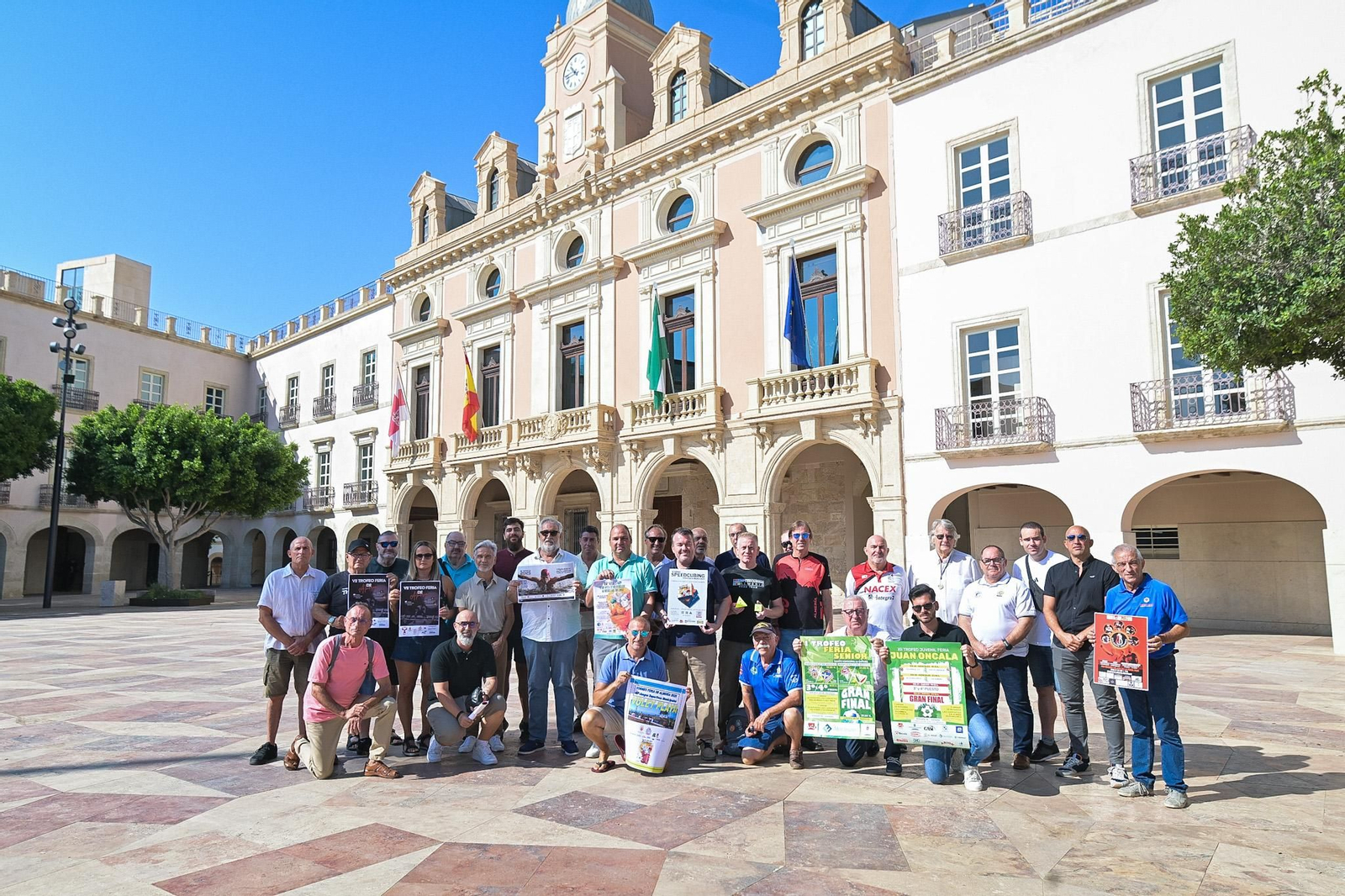 Foto grupal del concejal de Deportes junto a los organizadores de las diversas actividades deportivas con motivo de la Feria de Almería.