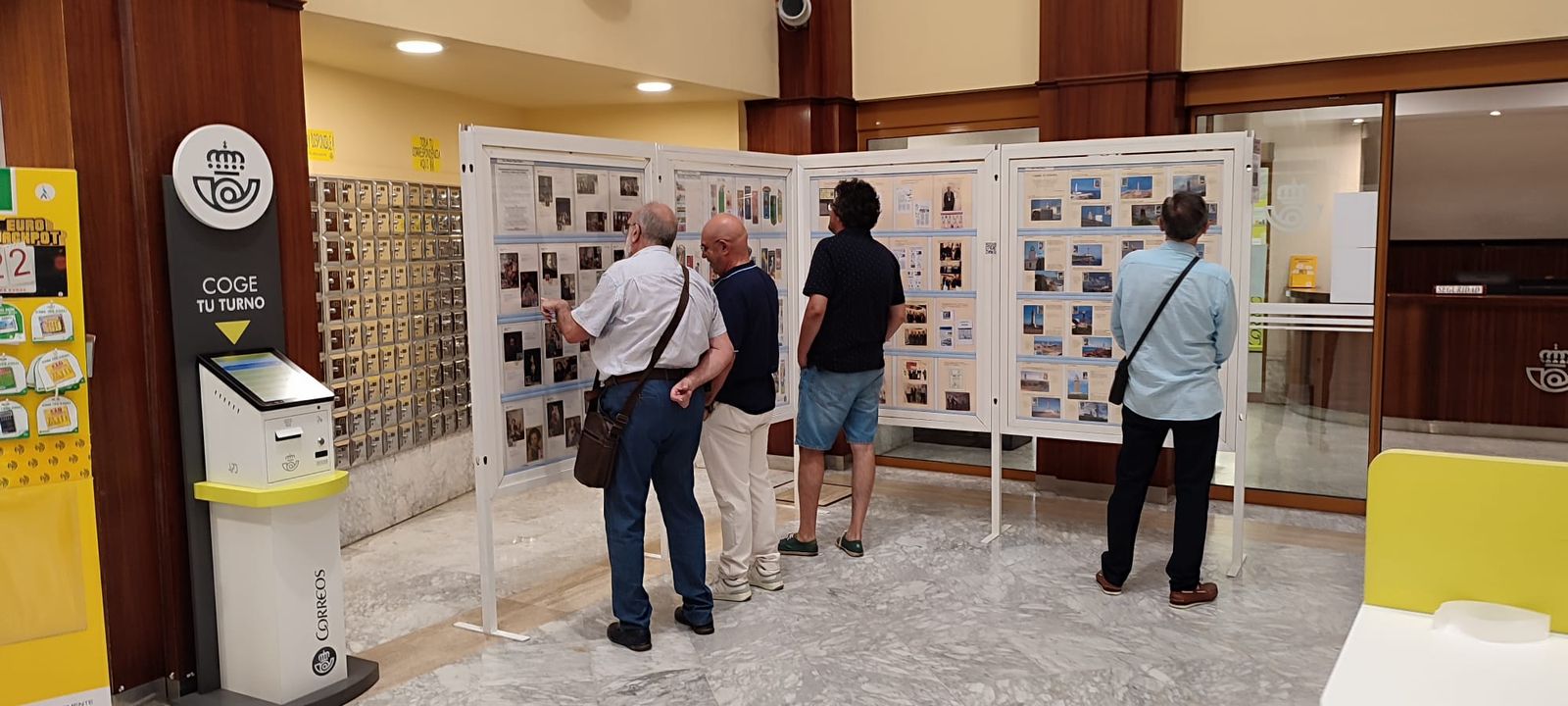 Una imagen de la exposición de Corres Cadiz con a exposición 40 aniversario Sociedad Filatélica Gaditana.