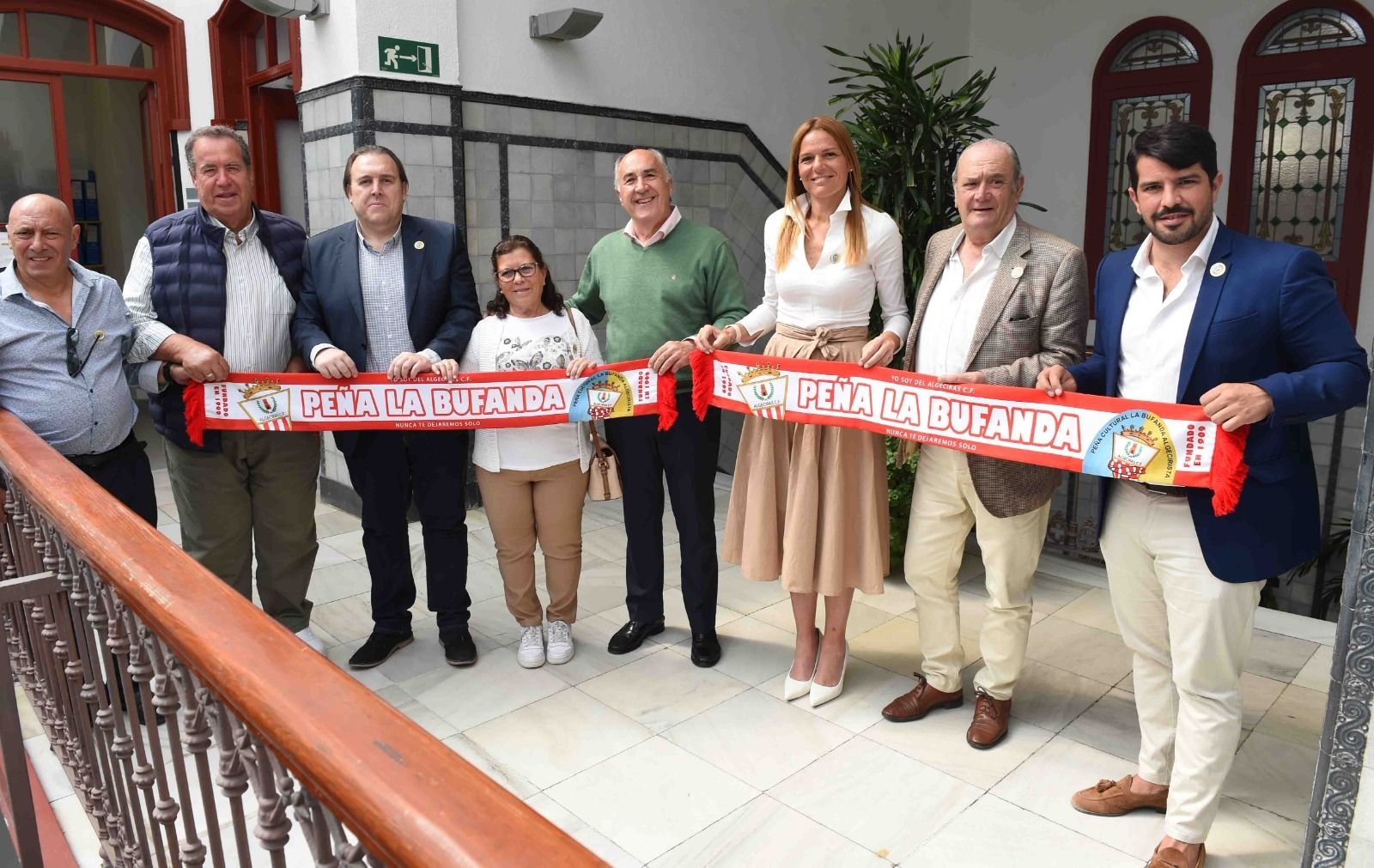 Landaluce y varios concejales, junto a miembros de la peña La Bufanda, en una foto difundida el pasado día 16.